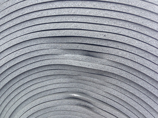 日本発条株式会社制造的NHK泡棉，是利用接触角和相反毛细管现象的原理作为基础而开发的。是世界上最先进的特殊聚氨酯发泡防水密封材料。